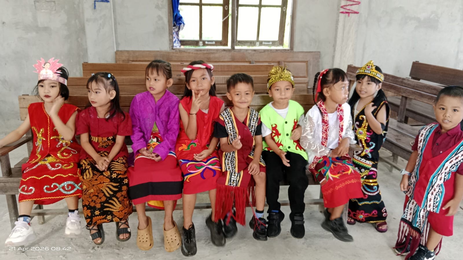 Peserta anak-anak mengenakan pakaian adat Dayak di panggung lomba Hari Kartini