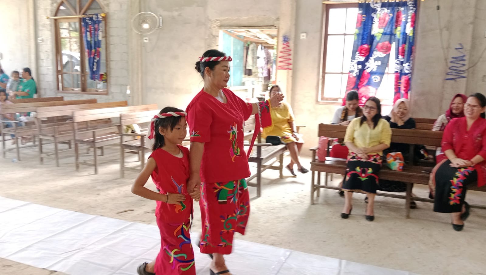 Peserta ibu-ibu mengenakan busana adat Dayak lengkap dengan aksesoris manik-manik