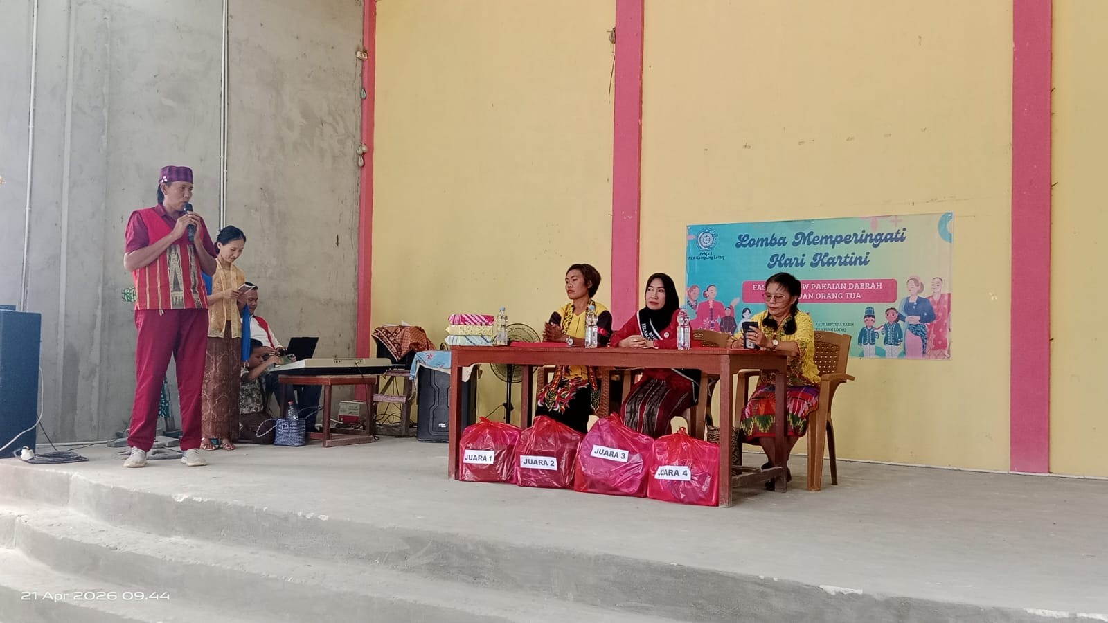 Dewan juri menilai peserta lomba fashion show pakaian adat Dayak