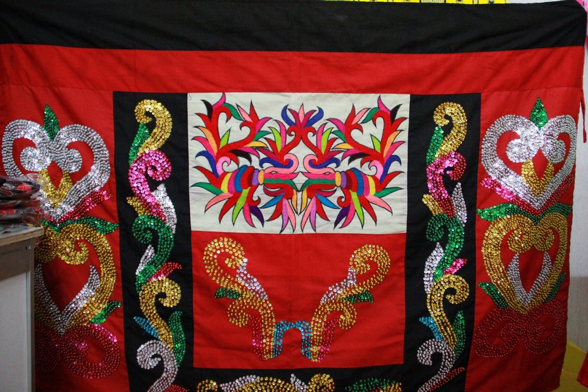 Detail motif dan ornamen pakaian adat Dayak yang dikenakan peserta