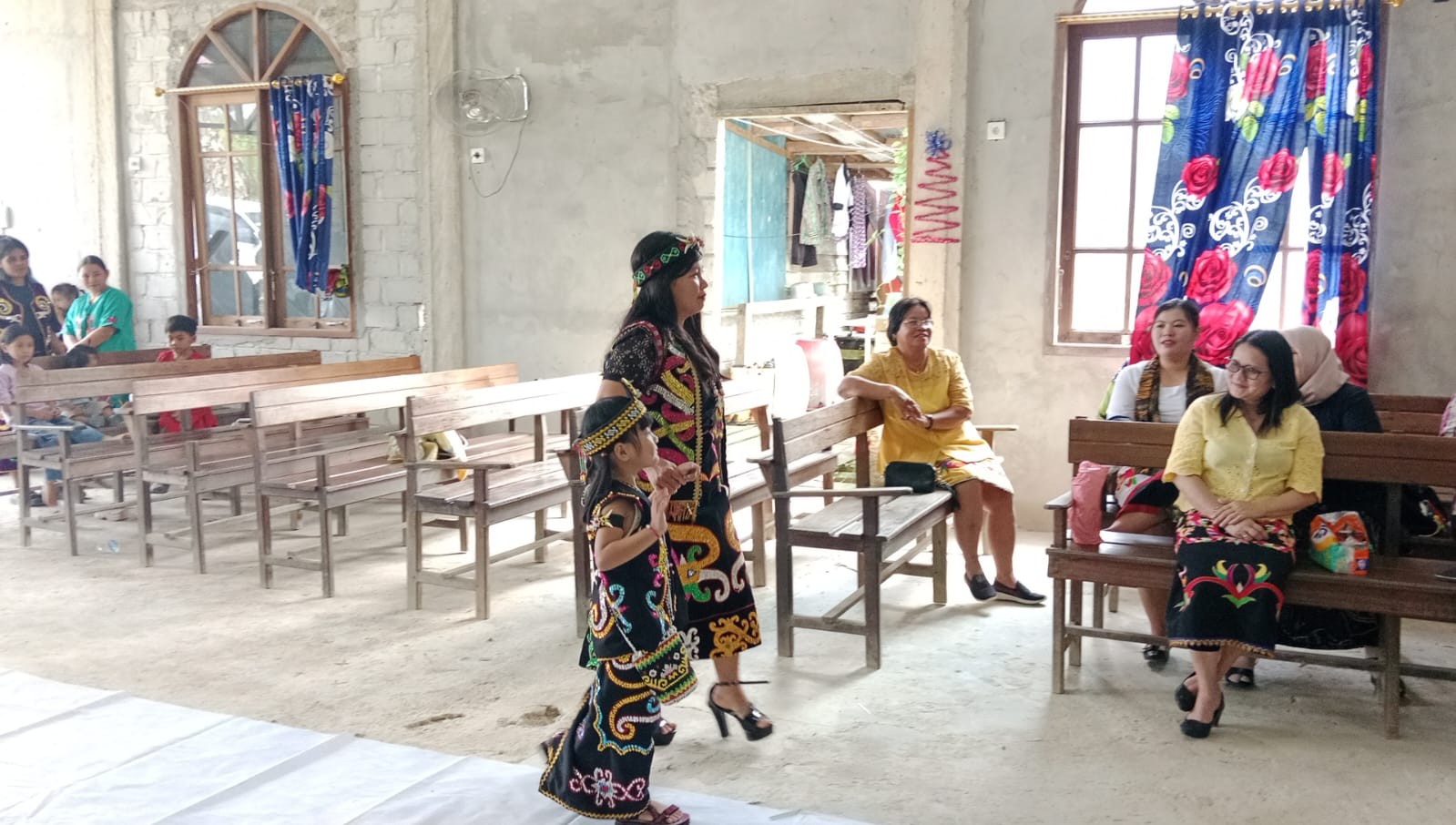 Suasana panggung dan penonton peringatan Hari Kartini di Kampung Lotaq