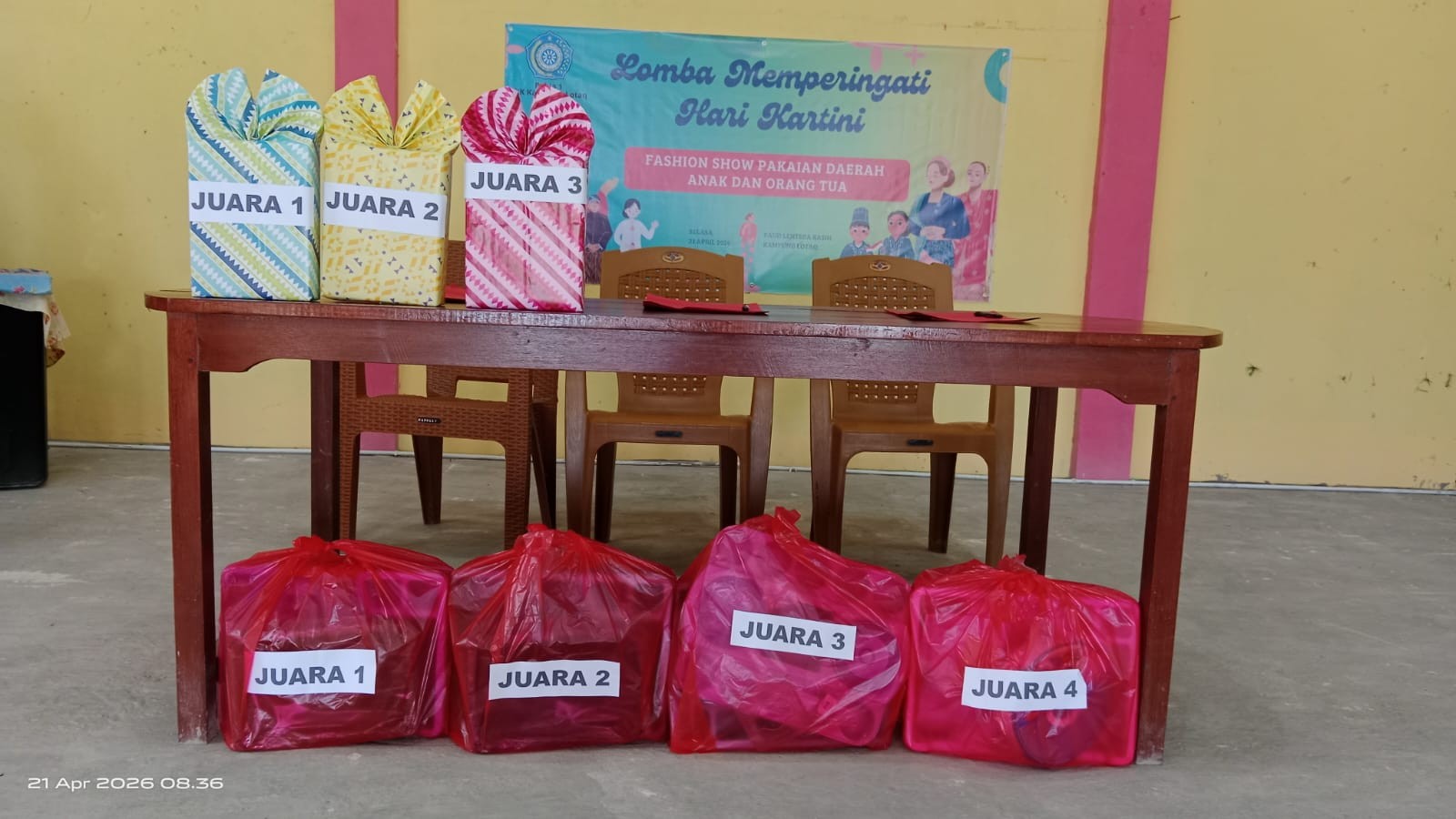 Penyerahan hadiah kepada pemenang lomba fashion show Hari Kartini