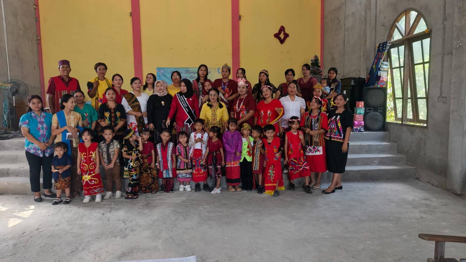 Foto bersama peserta, juri, dan panitia PKK Kampung Lotaq peringatan Hari Kartini