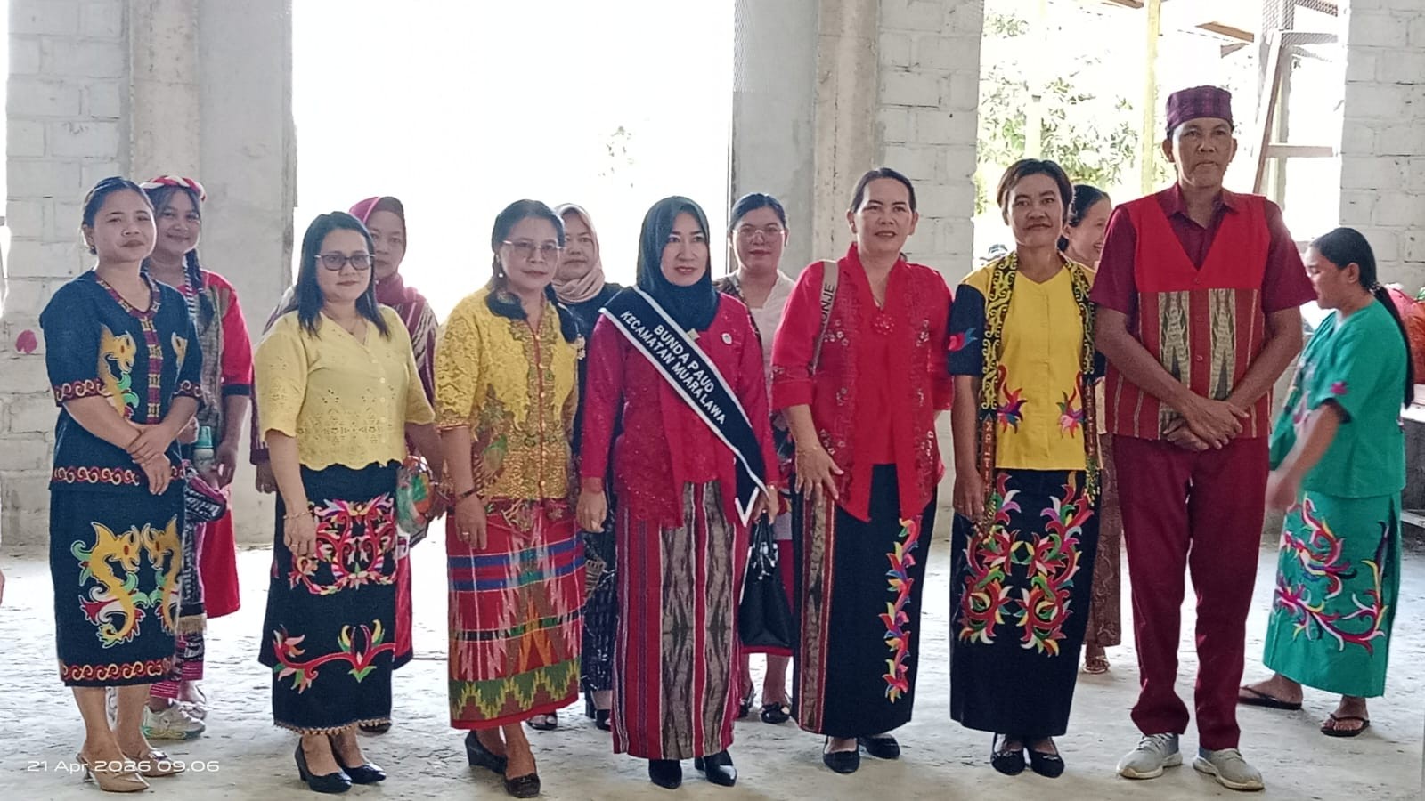 Peserta lomba fashion show pakaian adat Dayak dalam peringatan Hari Kartini di Kampung Lotaq