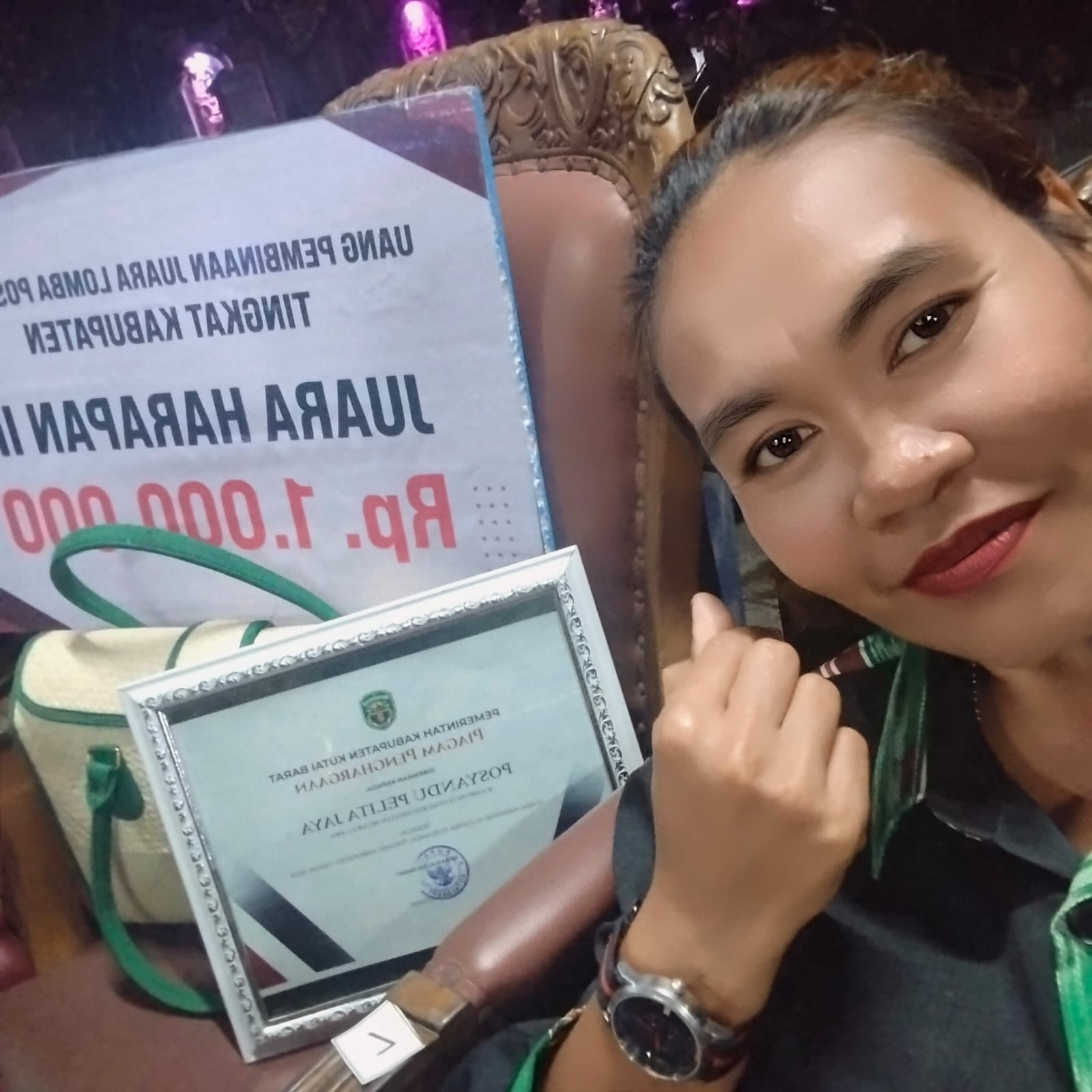 Ketua PKK Kampung Lotaq Margaretha Yulia Samar menerima piagam penghargaan dan uang pembinaan