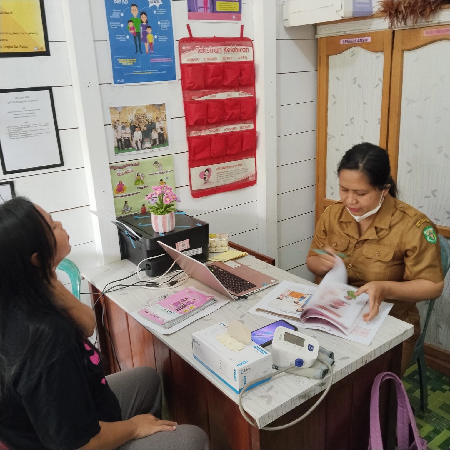 Pemeriksaan kesehatan ibu hamil di Posyandu Lotaq Indah