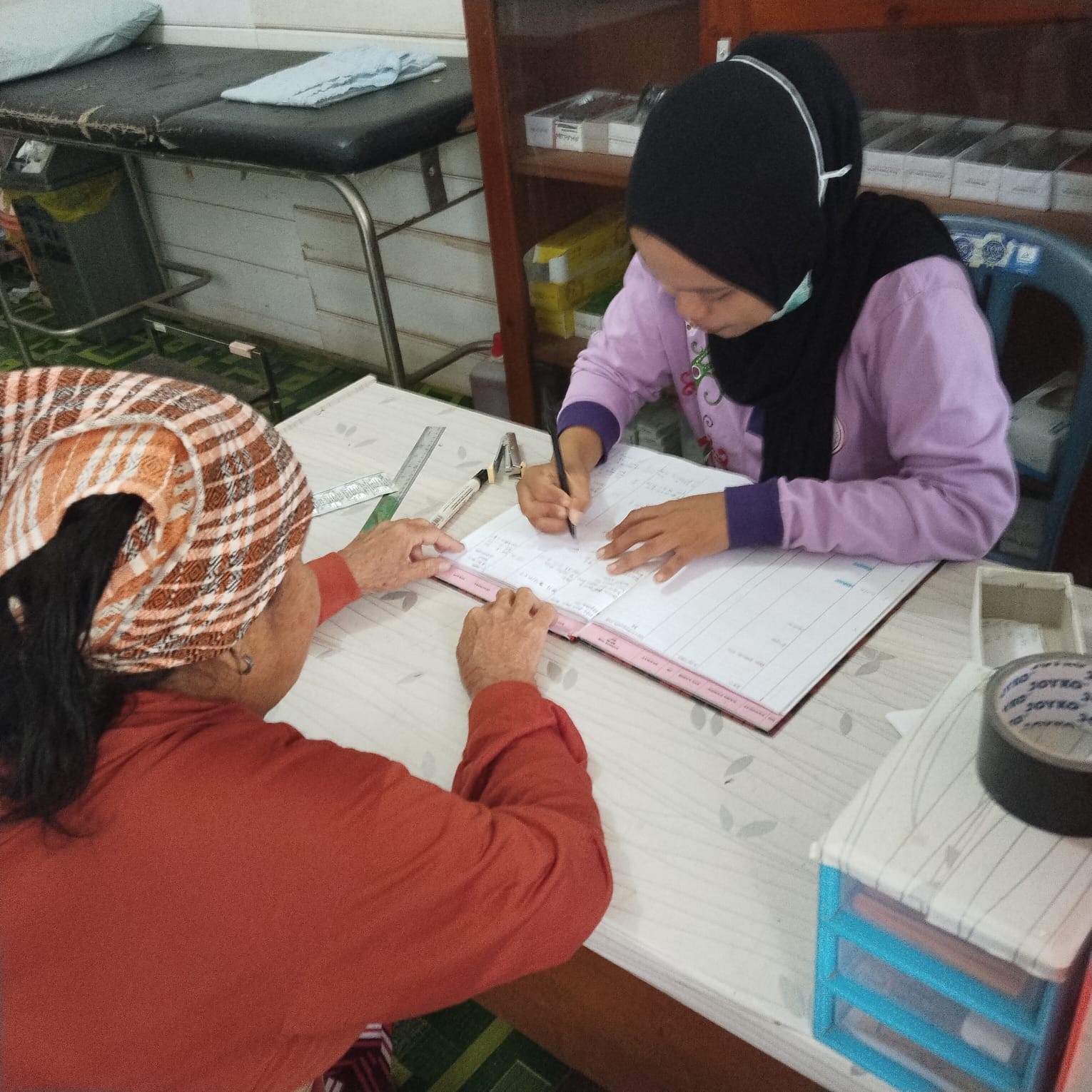 Pelayanan kesehatan lansia berupa pemeriksaan tensi di Posyandu Lotaq Indah