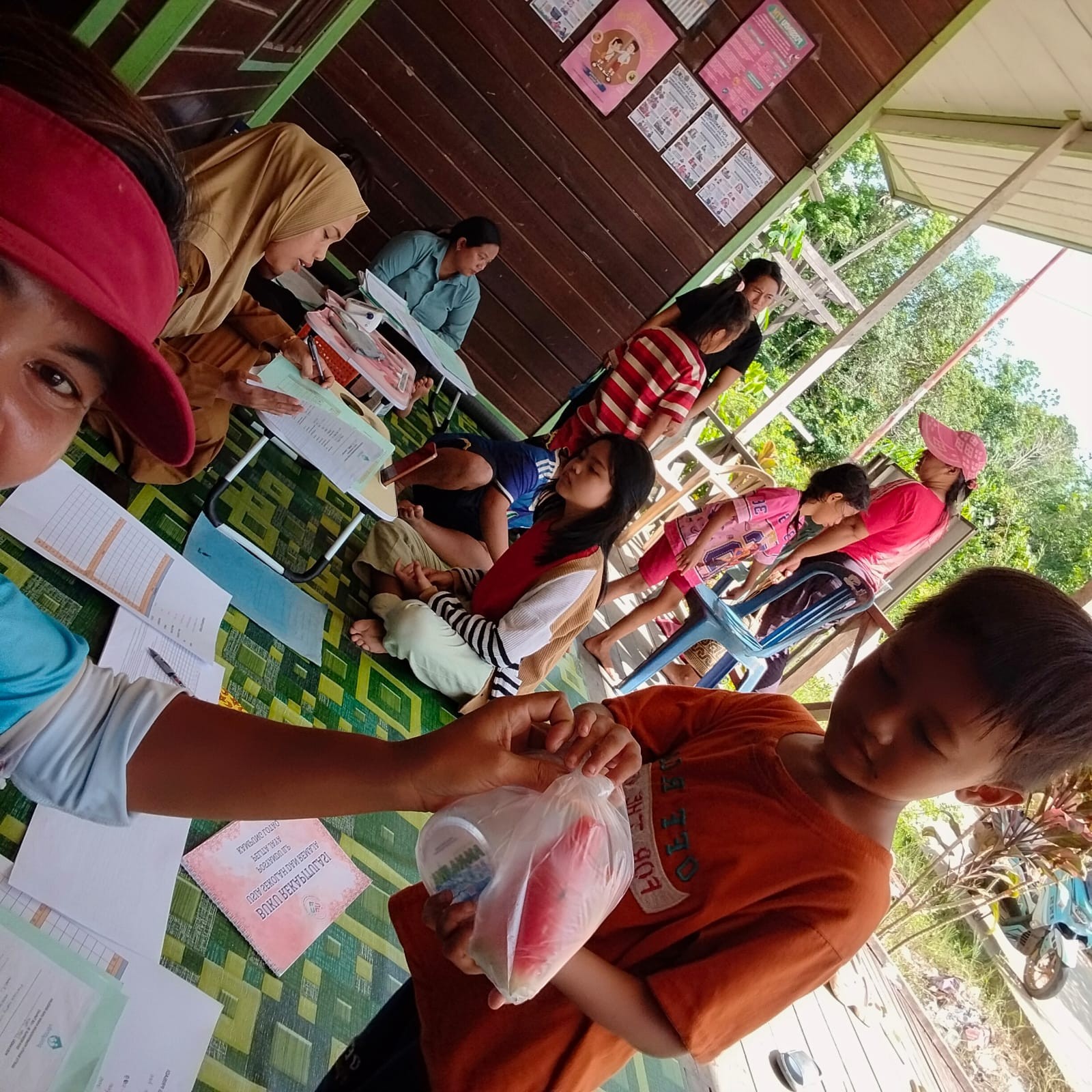 Pemberian Makanan Tambahan berbahan hasil pertanian kampung di Posyandu Lotaq Indah
