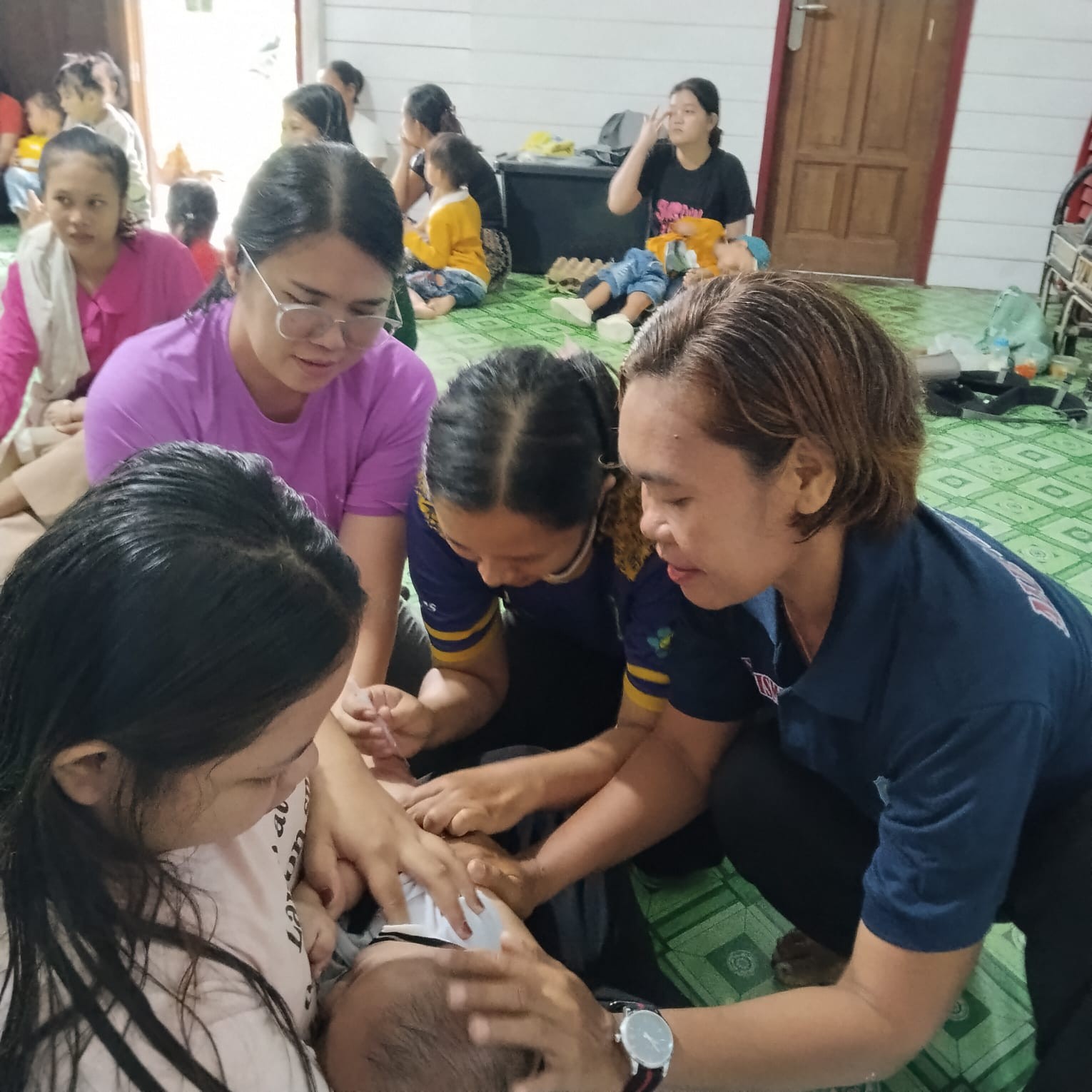 Ketua PKK Margaretha Yulia Samar bersama kader dan warga di Posyandu Lotaq Indah