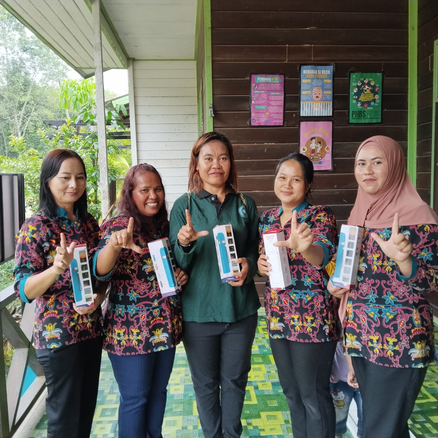 Pemberian suvenir kepada balita, lansia, dan kader Posyandu Lotaq Indah