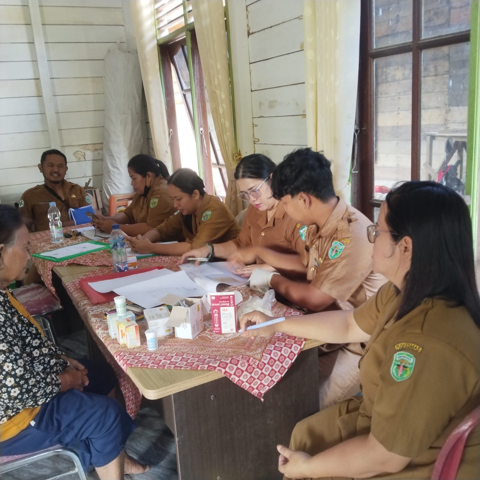 Kegiatan Posyandu Lotaq Indah di Kampung Lotaq dengan pelayanan kesehatan balita, ibu hamil, remaja, dan lansia